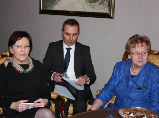 Poola Vabariigi Sejmi esimees Ewa Kopacz teeb sissekande külalisteraamatusse